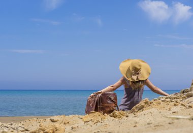 Deri seyahat çantası plaj kadınla