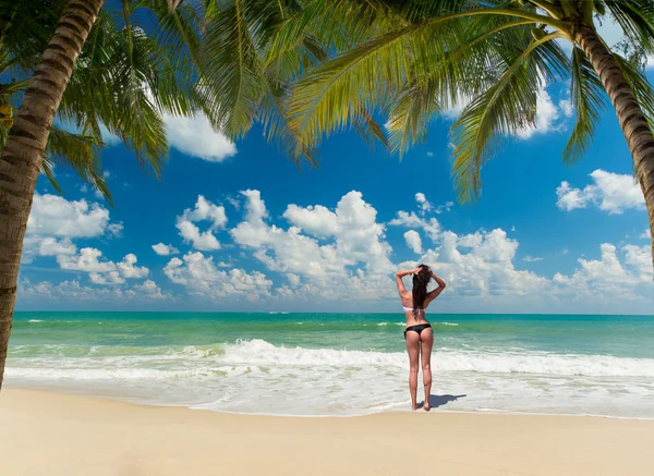 Bella donna sulla spiaggia. — Foto Stock