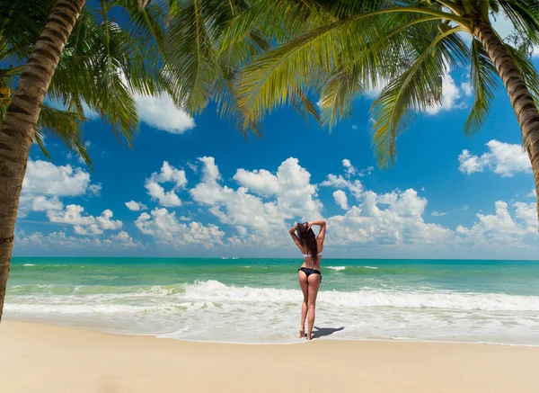 Schöne Frau am Strand. — Stockfoto