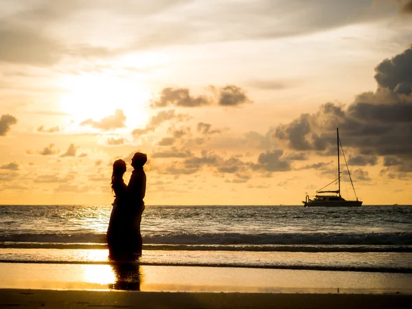 Casamento silhueta casal ao pôr do sol — Fotografia de Stock