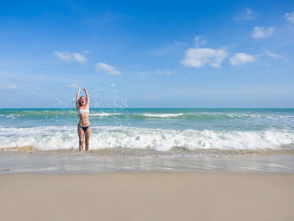 Vrouw op het strand van Kuta Bali — Stockfoto