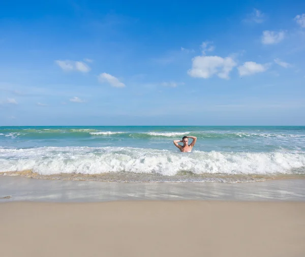 Mujer en la playa de Kuta Bali — Foto de Stock