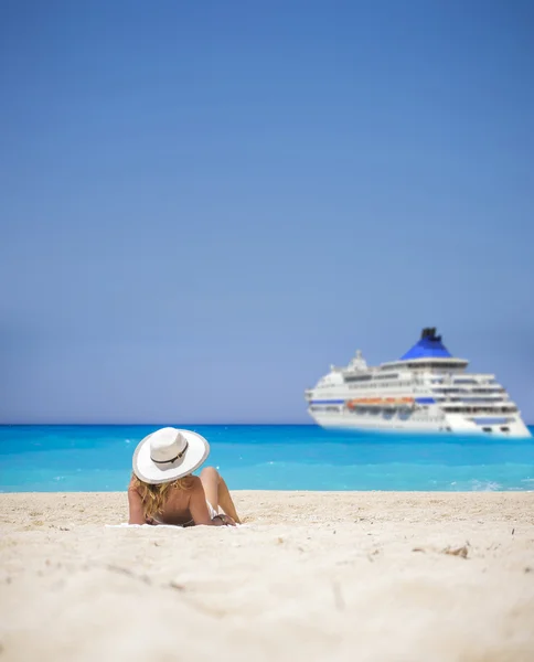 Žena uvolňující na slavné pláži ztroskotání na ostrově Zakynthos — Stock fotografie