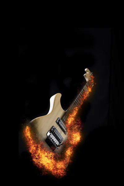 Guitare électrique en feu sur fond noir — Photo