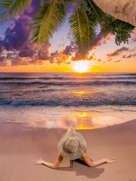 Молодая женщина наблюдает, как солнце садится над Бали — стоковое фото