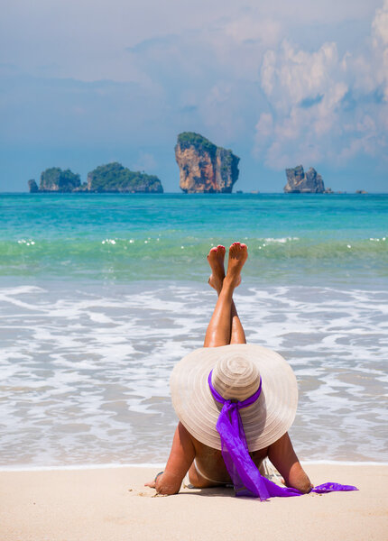 красивая женщина на пляже.