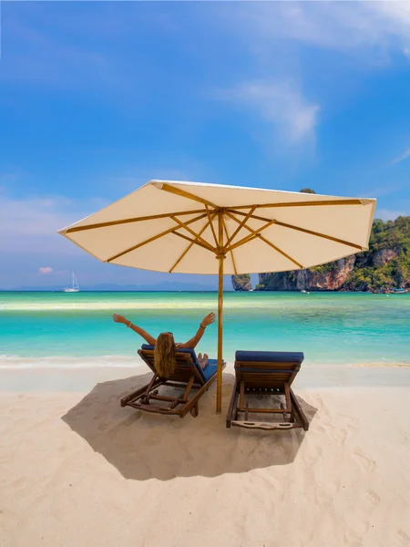 Schöne Frau am Strand. — Stockfoto