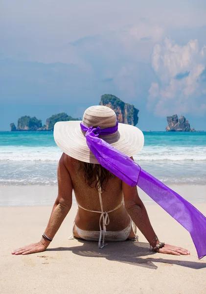 Belle femme sur la plage. — Photo