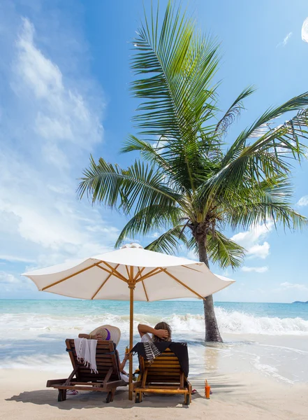 Koppel op het strand in Thailand — Stockfoto