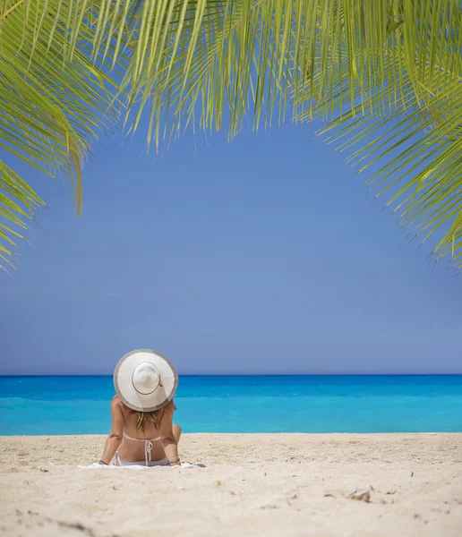 Mujer relajándose en la famosa playa de naufragios en Zakynthos — Foto de Stock