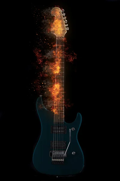 Guitare électrique en feu sur fond noir — Photo