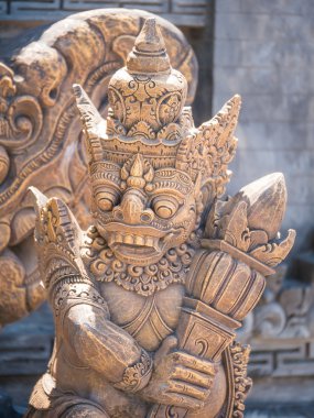 Giriş kapısı bir tapınağın üzerinde taş heykel