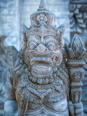 Giriş kapısı bir tapınağın üzerinde taş heykel