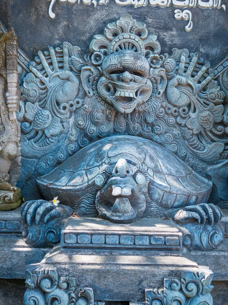 Stone sculpture on entrance door of a temple — Stock Photo, Image