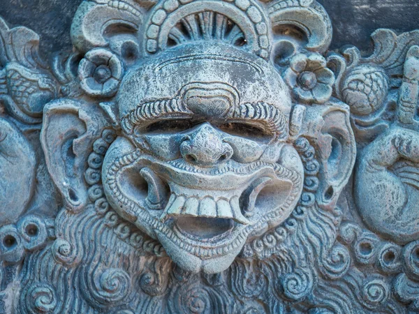 Escultura de pedra na porta de entrada de um templo — Fotografia de Stock