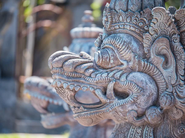 Escultura de piedra en la puerta de entrada de un templo — Foto de Stock