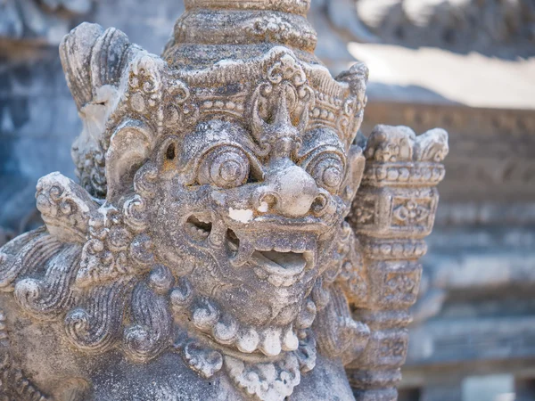 Escultura de piedra en la puerta de entrada de un templo — Foto de Stock