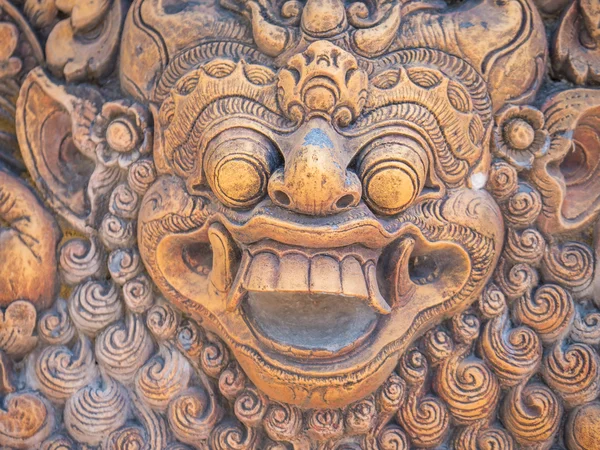 Escultura de pedra na porta de entrada de um templo — Fotografia de Stock