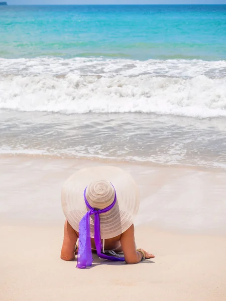 Mulher na praia com chapéu em ilhas virgens — Fotografia de Stock