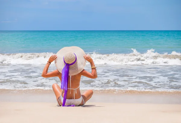 Vrouw op strand met hoed in Maagdeneilanden — Stockfoto