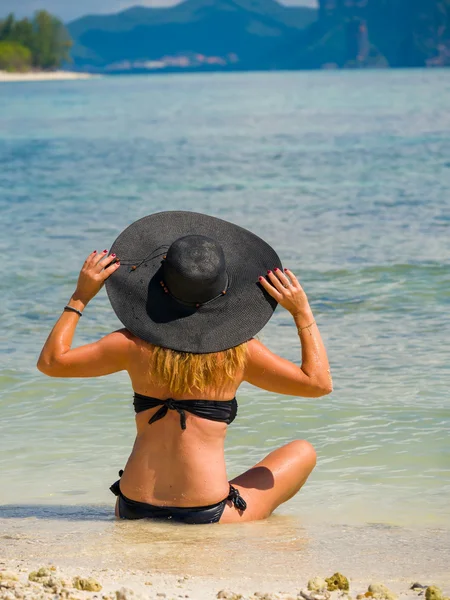 Vrouwen op het strand — Stockfoto