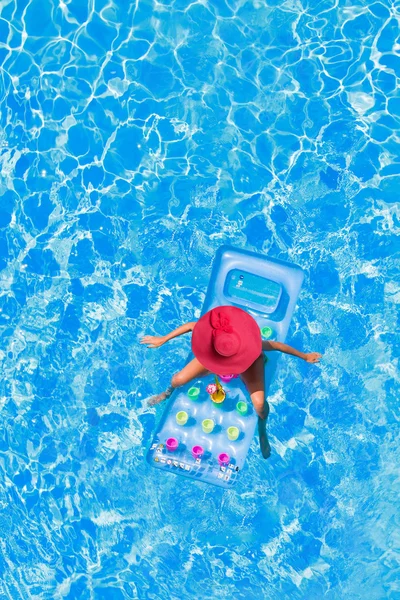 Saltar en la boya en la piscina — Foto de Stock