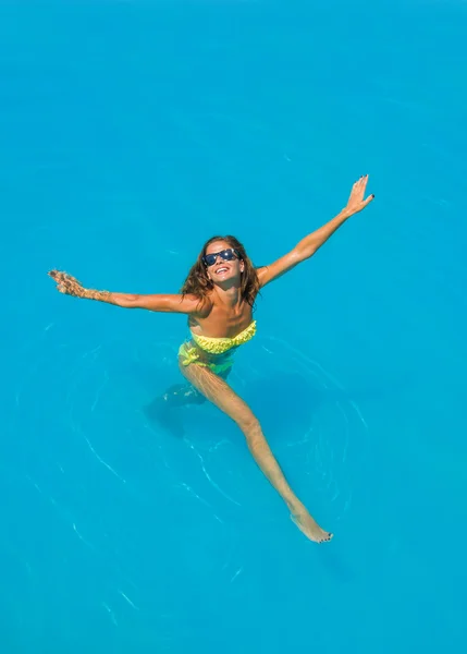 Egy lány a pihentető a medence — Stock Fotó