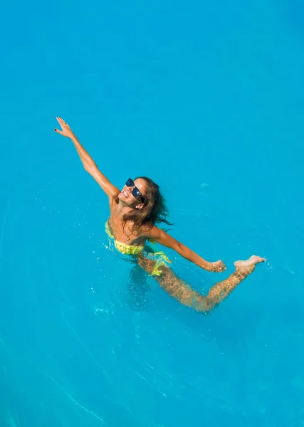 A girl is relaxing in a swimming pool — Stock Photo, Image