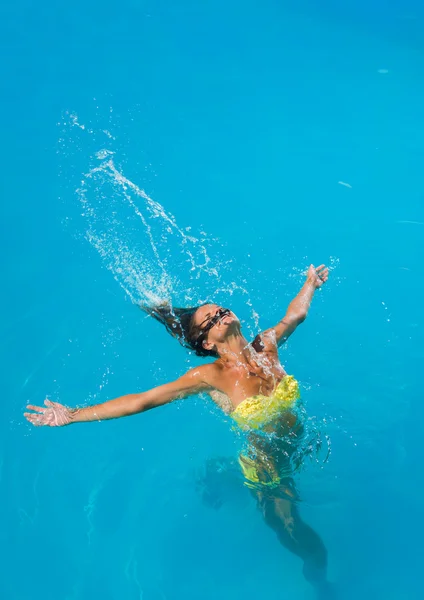 En flicka är avkopplande i en pool — Stockfoto