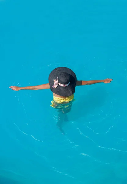 Une fille se relaxe dans une piscine — Photo