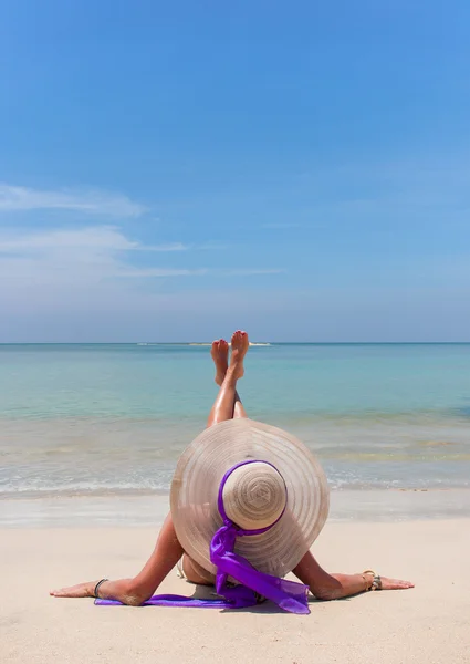 Dziewczyna siedzi na tropikalnej plaży — Zdjęcie stockowe