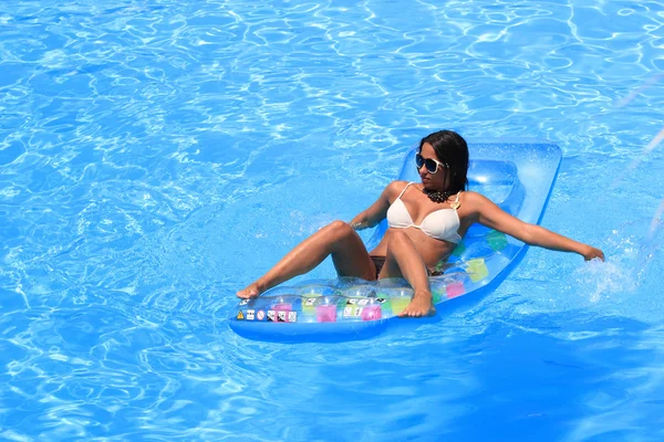 Γυναίκα χαλαρώνει σε μια πισίνα — Φωτογραφία Αρχείου