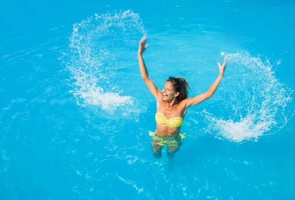 Ένα κορίτσι είναι χαλαρώνοντας στην πισίνα — Φωτογραφία Αρχείου