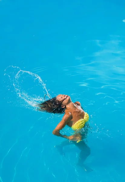 Een meisje is ontspannen in een zwembad — Stockfoto