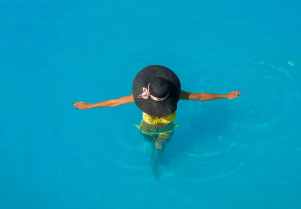 Jovem mulher usando um chapéu de palha — Fotografia de Stock