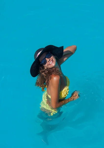 Una chica se relaja en una piscina —  Fotos de Stock