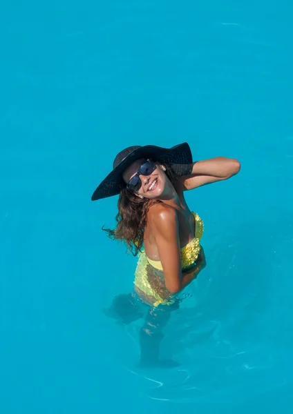 Een meisje is ontspannen in een zwembad — Stockfoto