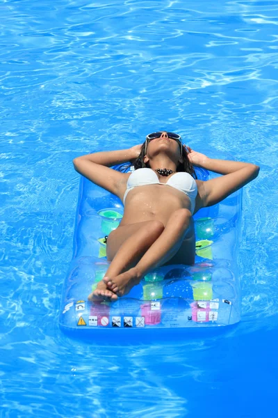 Femme relaxante dans une piscine — Photo