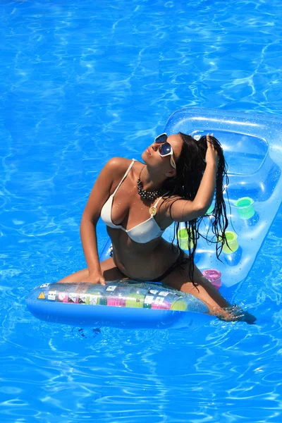 Γυναίκα χαλαρώνει σε μια πισίνα — Φωτογραφία Αρχείου