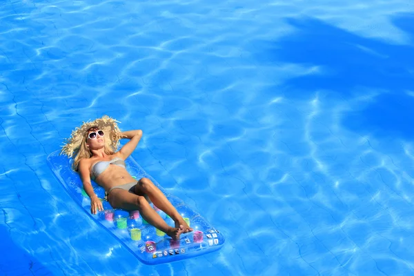 Jovem mulher bonita na piscina — Fotografia de Stock