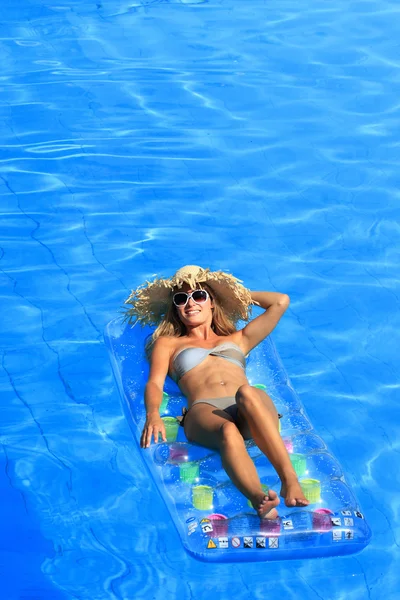 Unga vackra kvinnan vid poolen — Stockfoto