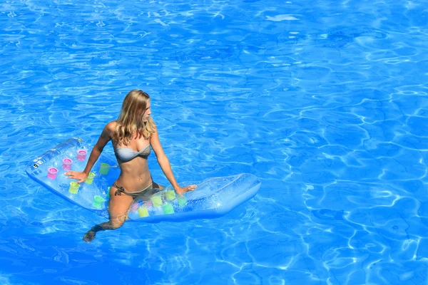 Jovem mulher bonita na piscina — Fotografia de Stock