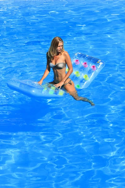 Jovem mulher bonita na piscina — Fotografia de Stock