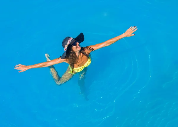 Una ragazza si rilassa in una piscina — Foto Stock