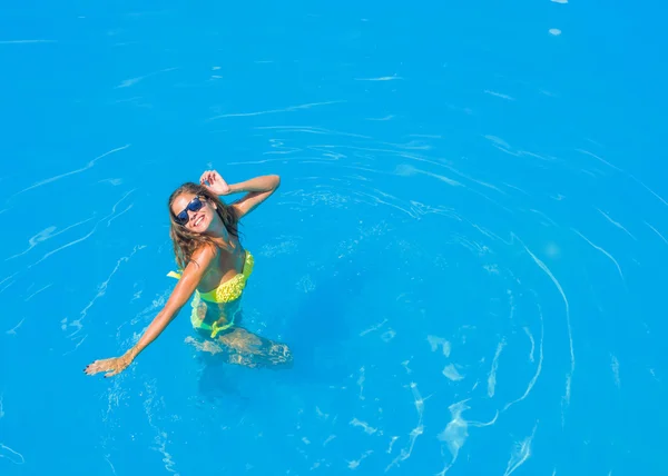 Una chica se relaja en una piscina —  Fotos de Stock