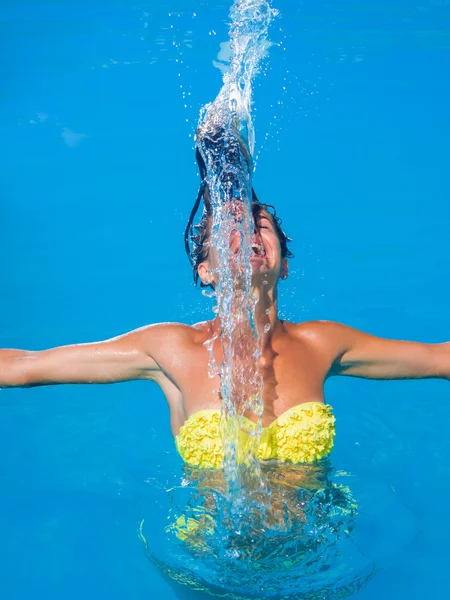 Joven chica bronceada lanzando el pelo mojado de nuevo en la piscina —  Fotos de Stock