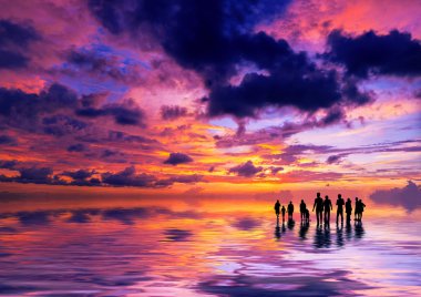 Siluetleri, günbatımında Kuta Bali beach üzerinde ben insanlar