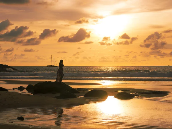 Jeune femme sur la plage en Thaïlande — Photo