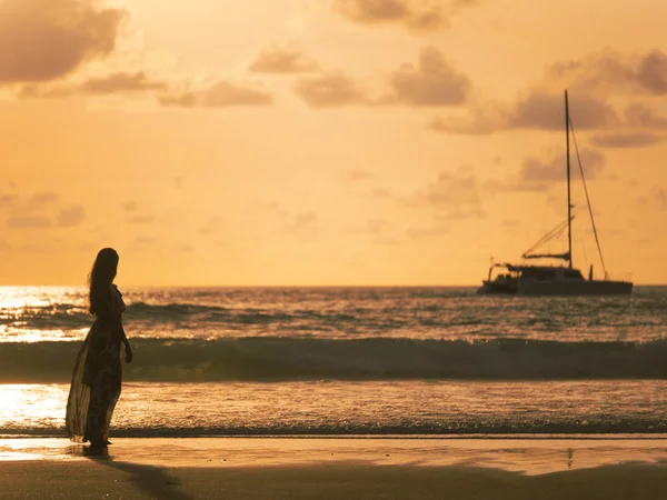 Jovem mulher na praia na Tailândia — Fotografia de Stock