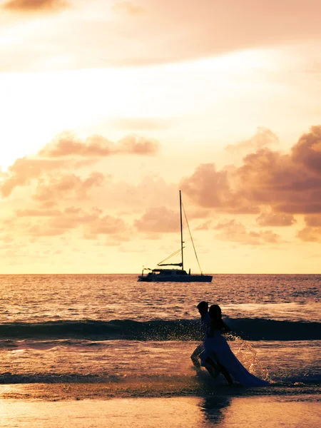 Bride and groom on the beach in Phuket Thailand — Stock Photo, Image